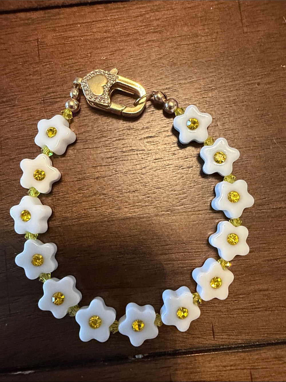 Sparklemuse White Daisy Bracelet 7"
